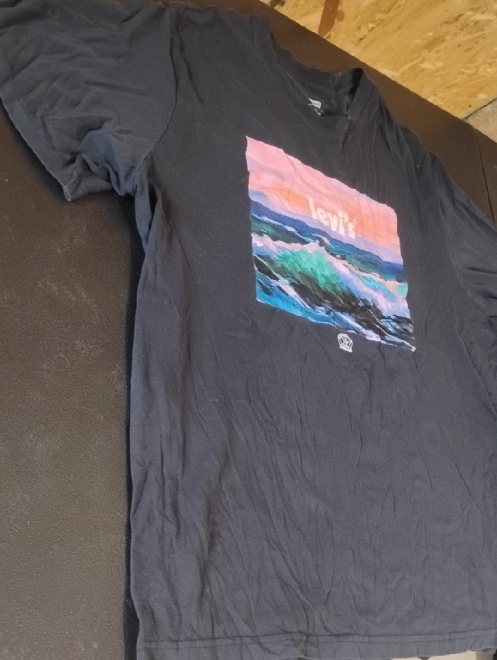 Levi's Black Tee with Colorful Ocean Graphic Xl - Picture 3 of 5